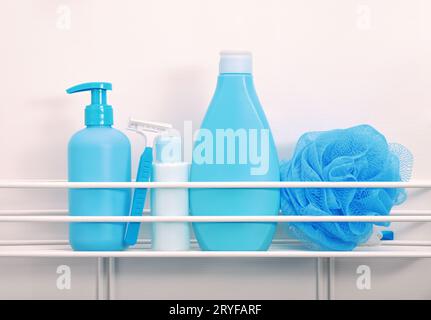 Bouteilles bleues d'articles de toilette d'hygiène dans le bain blanc Banque D'Images