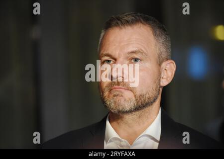 Peter Pellegrini, chef du parti voix-démocratie sociale (HLA) et ancien Premier ministre, a été vu au siège de campagne du parti à Bratislava. Les résultats définitifs des élections devraient être publiés dimanche matin. Selon les sondages effectués avant les élections, le parti leader est le parti Direction - social Democracy (Smer) avec le chef des élections Robert Fico, ancien Premier ministre, suivi par le parti libéral progressiste Slovensko avec le chef Michal Simecka, vice-président du Parlement européen, suivi par le parti voix - démocratie sociale (HLA) avec le leader Peter P. Banque D'Images