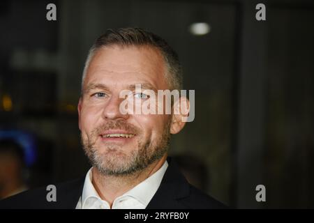 Peter Pellegrini, chef du parti voix-démocratie sociale (HLA) et ancien Premier ministre, a été vu au siège de campagne du parti à Bratislava. Les résultats définitifs des élections devraient être publiés dimanche matin. Selon les sondages effectués avant les élections, le parti leader est le parti Direction - social Democracy (Smer) avec le chef des élections Robert Fico, ancien Premier ministre, suivi par le parti libéral progressiste Slovensko avec le chef Michal Simecka, vice-président du Parlement européen, suivi par le parti voix - démocratie sociale (HLA) avec le leader Peter P. Banque D'Images