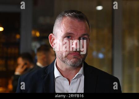 Peter Pellegrini, chef du parti voix-démocratie sociale (HLA) et ancien Premier ministre, a été vu au siège de campagne du parti à Bratislava. Les résultats définitifs des élections devraient être publiés dimanche matin. Selon les sondages effectués avant les élections, le parti leader est le parti Direction - social Democracy (Smer) avec le chef des élections Robert Fico, ancien Premier ministre, suivi par le parti libéral progressiste Slovensko avec le chef Michal Simecka, vice-président du Parlement européen, suivi par le parti voix - démocratie sociale (HLA) avec le leader Peter P. Banque D'Images