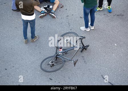 Accident de vélo sur la route.Scène de cycliste et de vélo sur l'asphalte entouré de personnes après avoir été heurté par un véhicule Banque D'Images