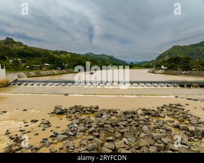 Drone vue de l'irrigation dans la montagne Valencia, Bukidnon. Barrage de Lumbayao. Mindanao, Philippines. Banque D'Images