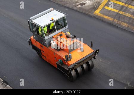 Rouleau vibrant travaillant sur la construction de routes.Pavage en asphalte.Vue grand angle Banque D'Images