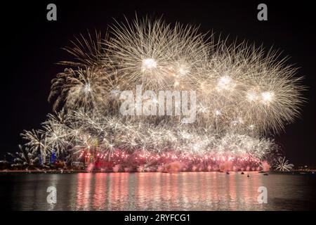 Des feux d'artifice fantastiques illuminent le ciel dans le cadre des célébrations de la 50e Journée nationale du Jubilé d'or des Émirats arabes Unis à Abu Dhabi Banque D'Images