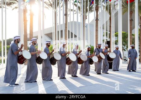 Dubaï, Émirats Arabes Unis - 15 novembre 2021 : danse de bienvenue à Emirati à Expo2020.Performance authentique et énergique au 2020 Plaza. Banque D'Images