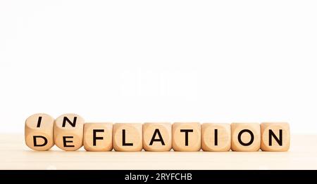 Mot d'inflation ou de déflation en blocs de bois sur la table.Copier l'espace Banque D'Images