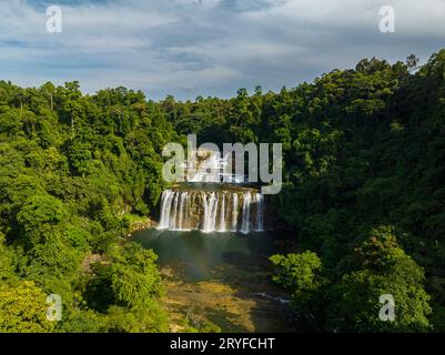 Forêt tropicale et jungle avec cascades. Chutes de Tinuy-an à Bislig, Surigao del sur. Philippines. Banque D'Images