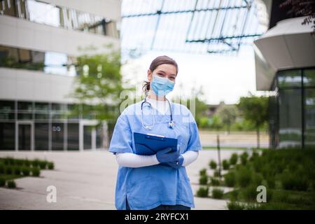 Portrait du personnel médical positif et optimiste du NHS devant l'hôpital Banque D'Images