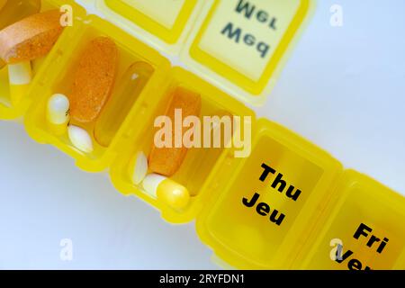 Vue de dessus Fermer un étui Pill Organizer ouvert Banque D'Images