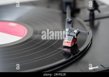 Lecteur de disques jouant un disque en vinyle.Plateau noir Banque D'Images