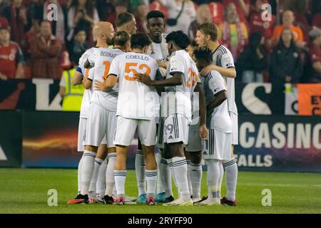 Toronto, Ontario, Canada. 30 septembre 2023. Les joueurs du Toronto FC se blottissent avant le match de la MLS entre le Toronto FC et le FC Cincinnati au terrain de BMO à Toronto. Le jeu s'est terminé en 2-3 pour le FC Cincinnati (image de crédit : © Angel Marchini/ZUMA Press Wire) À USAGE ÉDITORIAL SEULEMENT! Non destiné à UN USAGE commercial ! Banque D'Images