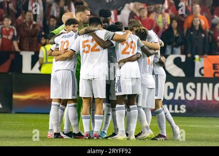 Toronto, Ontario, Canada. 30 septembre 2023. Les joueurs du Toronto FC se blottissent avant le match de la MLS entre le Toronto FC et le FC Cincinnati au terrain de BMO à Toronto. Le jeu s'est terminé en 2-3 pour le FC Cincinnati (image de crédit : © Angel Marchini/ZUMA Press Wire) À USAGE ÉDITORIAL SEULEMENT! Non destiné à UN USAGE commercial ! Banque D'Images