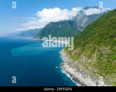 Vue aérienne et route de falaise de mer au parc national de Taroko , Hualien , Taiwan Banque D'Images