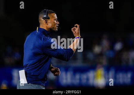 Durham, Caroline du Nord, États-Unis. 30 septembre 2023. Notre Dame Fighting Irish coach Marcus Freeman appelle un de ses joueurs lors du deuxième quart-temps contre les Duke Blue Devils dans le match de football ACC au Wallace Wade Stadium de Durham, NC. (Scott Kinser/CSM). Crédit : csm/Alamy Live News Banque D'Images