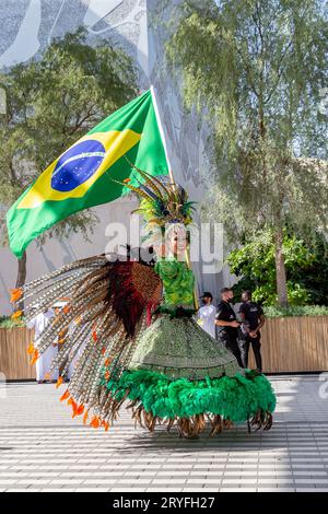 Dubaï, Émirats arabes Unis - 15 novembre 2021 : une danseuse brésilienne participe au Daily Parade à l'Expo 2020 à Dubaï, célébration culturelle émouvante Banque D'Images