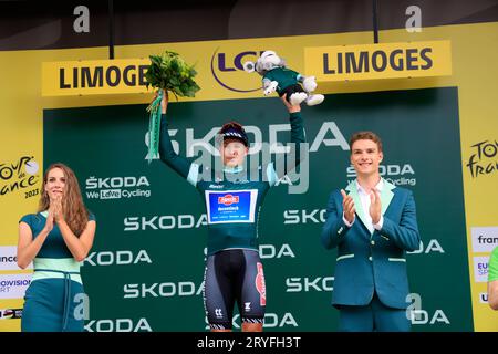 Limoges, France. 8 juillet 2023. Le cycliste belge Jasper Philipsen de l'équipe Alpecin-Deceuninck reçoit le maillot vert du meilleur sprinter à son arrivée Banque D'Images