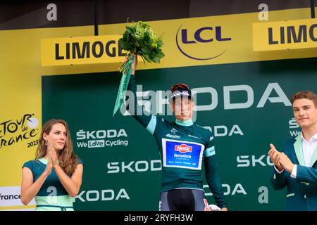 Limoges, France. 8 juillet 2023. Le cycliste belge Jasper Philipsen de l'équipe Alpecin-Deceuninck reçoit le maillot vert du meilleur sprinter à son arrivée Banque D'Images