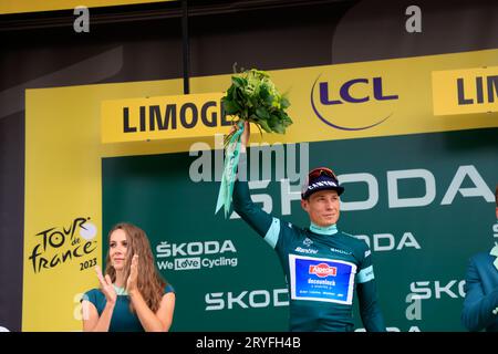 Limoges, France. 8 juillet 2023. Le cycliste belge Jasper Philipsen de l'équipe Alpecin-Deceuninck reçoit le maillot vert du meilleur sprinter à son arrivée Banque D'Images