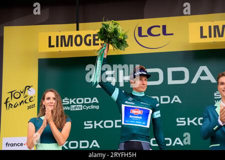 Limoges, France. 8 juillet 2023. Le cycliste belge Jasper Philipsen de l'équipe Alpecin-Deceuninck reçoit le maillot vert du meilleur sprinter à son arrivée Banque D'Images