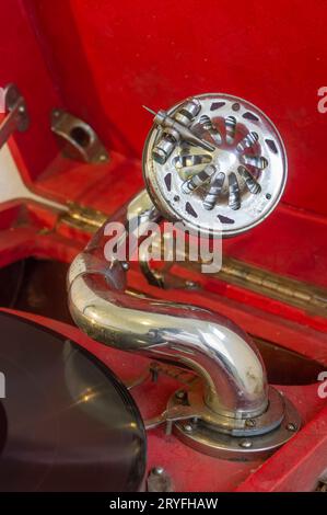 Vieux gramophone de tourne-disques. gros plan de l'aiguille Banque D'Images