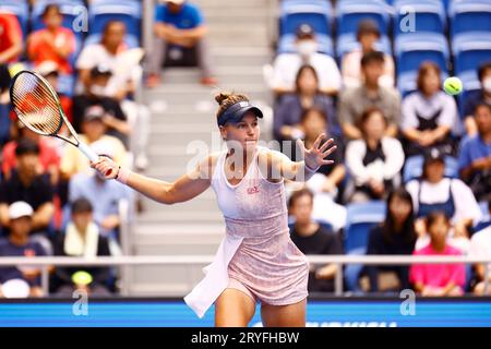 Tokyo, Japon. 1 octobre 2023. Veronika KUDERMETOVA (RUS) fait un retour contre Jessica PEGULA (USA) lors du match de finale simple du Toray Pan Pacific Open tennis Tournament 2023 au Ariake Coliseum. Le tournoi se déroule du 25 septembre au 1 octobre. (Image de crédit : © Rodrigo Reyes Marin/ZUMA Press Wire) USAGE ÉDITORIAL SEULEMENT! Non destiné à UN USAGE commercial ! Banque D'Images