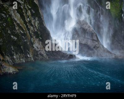 Mouvement de l'eau et le bassin profond de Lady Barron Falls Nouvelle-Zélande. Belle eau bleue, le blanc de la goutte d'eau massive et les parois rocheuses humides. Banque D'Images