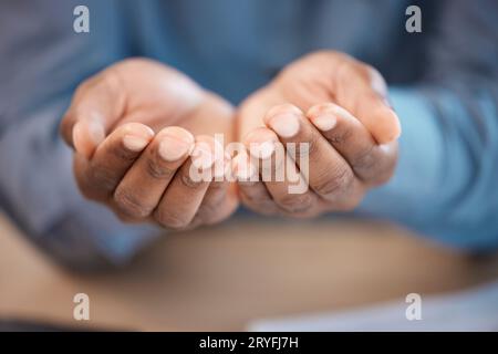 Homme noir, mains et aide pour la charité, la pauvreté et la demande de don pour soutenir la communauté avec des frais juridiques ou de l'argent. Pauvre, personne et geste pour demander Banque D'Images