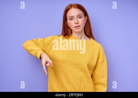 Belle rousse fille sérieuse, professeur montrant la lettre Q sur fond bleu. Alphabet de langue des signes. éducation gratuite pour les enfants sourds Banque D'Images