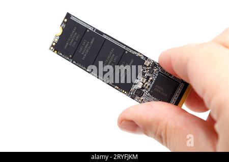 Main caucasienne tenant NVME M.2 SSD 2280 3Dnand SLC bâton de lecteur isolé sur blanc Banque D'Images