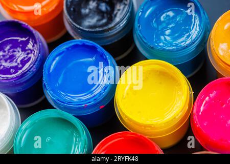 Fond de gros plan plein cadre de petits pots de peinture à la gouache ouverts Banque D'Images