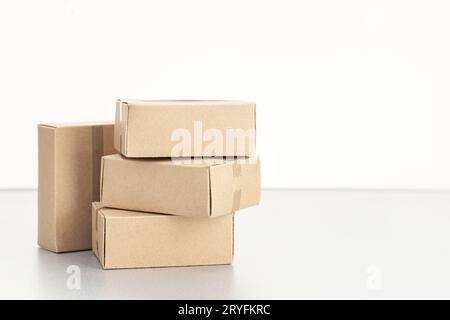 Pile de boîtes en carton vierges isolées. Maquette de modèle. Copier l'espace Banque D'Images