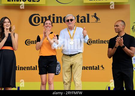 Limoges, France. 8 juillet 2023. Émile Roger Lombertie maire de Limoges reçoit une médaille à l'arrivée de la 8e étape Libourne-Limoges du Tour de Banque D'Images