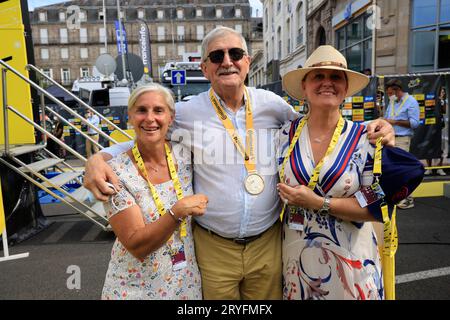 Limoges, France. 8 juillet 2023. Émile Roger Lombertie maire de Limoges reçoit une médaille à l'arrivée de la 8e étape Libourne-Limoges du Tour de Banque D'Images