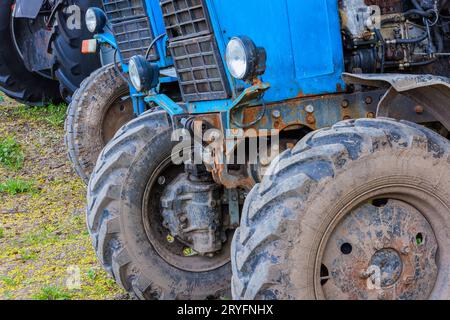 Vue des tracteurs biélorusses bleus, des roues et du compartiment moteur diesel ouvert Banque D'Images