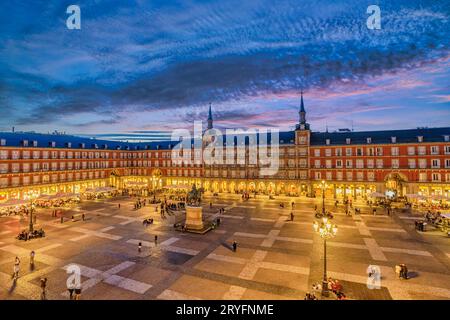 Madrid Espagne, vue aérienne nuit ville horizon à la Plaza Mayor Banque D'Images