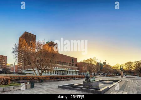 Oslo, Norvège, le lever du soleil sur les toits de la ville à l'Hôtel de Ville d'Oslo Banque D'Images