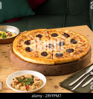 Gros plan de pizza fraîchement cuite sur une table Banque D'Images