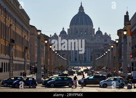 Vue frontale sur la cathédrale San Pietro depuis la via della Conciliazione par une chaude journée ensoleillée Banque D'Images