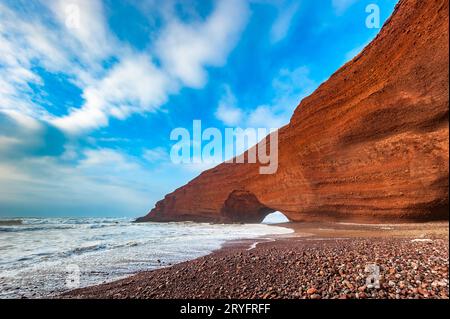 Arches rouges de la plage de Legzira, Maroc. Banque D'Images