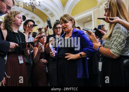 Washington, États-Unis. 30 septembre 2023. La sénatrice AMÉRICAINE Amy Klobuchar (D-MN) s’adresse aux membres des médias à l’extérieur de la salle du Sénat au Capitole des États-Unis avant que le Sénat américain approuve un projet de loi de financement de 45 jours pour maintenir les agences fédérales ouvertes sur Capitole le samedi 30 septembre 2023, à Washington, DC. Photo de Jemal Countess/UPI crédit : UPI/Alamy Live News Banque D'Images