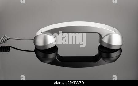 Combiné téléphonique rétro sur fond sombre. Contactez-nous concept Banque D'Images