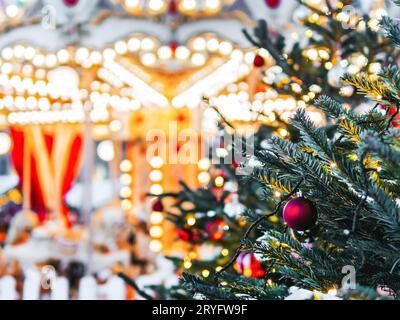Sapin de Noël, carrousel flou joyeux rond Banque D'Images