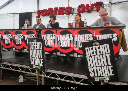 Manchester, Royaume-Uni. 30 septembre 2023. Lindsey German (troisième à gauche) convoque la réunion dans la tente de l'Assemblée du peuple à Piccadilly Gardens, où la paix mondiale et la justice sociale ont été discutées. L'événement a été organisé pour protester contre les politiques du gouvernement lors de la conférence du Parti conservateur. Crédit : SOPA Images Limited/Alamy Live News Banque D'Images