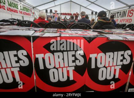 Manchester, Royaume-Uni. 30 septembre 2023. Une réunion, pleine de panneaux indiquant "Tories out" est organisée pour discuter de la paix mondiale dans la tente de l'Assemblée du peuple à Piccadilly Gardens. L'événement a été organisé pour protester contre les politiques du gouvernement lors de la conférence du Parti conservateur. Crédit : SOPA Images Limited/Alamy Live News Banque D'Images