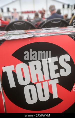 Manchester, Royaume-Uni. 30 septembre 2023. Un panneau indiquant « Tories Out » est bien visible lors d'une réunion pour discuter de la paix dans le monde dans la tente de l'Assemblée du peuple à Piccadilly Gardens. L'événement a été organisé pour protester contre les politiques du gouvernement lors de la conférence du Parti conservateur. Crédit : SOPA Images Limited/Alamy Live News Banque D'Images