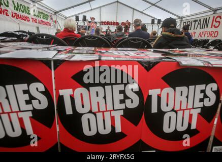 Manchester, Royaume-Uni. 30 septembre 2023. Une réunion, pleine de panneaux indiquant "Tories out" est organisée pour discuter de la paix mondiale dans la tente de l'Assemblée du peuple à Piccadilly Gardens. L'événement a été organisé pour protester contre les politiques du gouvernement lors de la conférence du Parti conservateur. (Photo Martin Pope/SOPA Images/Sipa USA) crédit : SIPA USA/Alamy Live News Banque D'Images