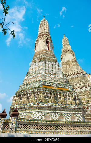 Vue latérale des prangs de Wat Arun à Bangkok Banque D'Images