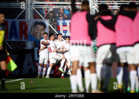 Buenos Aires, Argentine. 30 septembre 2023. Ignacion Pussetto de Huracan et ses coéquipiers célèbrent lors du match entre San Lorenzo et Huracan dans le cadre de la Copa de la Liga 2023 au Pedro Bidegain Stadium. Note finale : San Lorenzo 1 - 1 Huracan crédit : SOPA Images Limited/Alamy Live News Banque D'Images