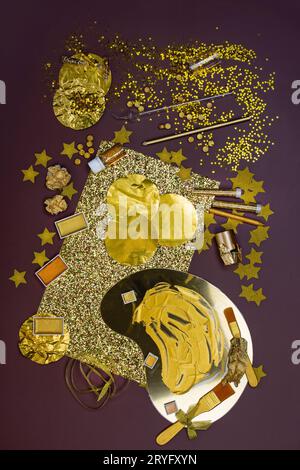 Accessoires de dorure de couleur dorée. Art et dorure en plaque d'or. Pendant le processus de dorure de l'or tecnique. Banque D'Images