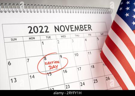 Novembre 2022 concept de jour d'élection aux États-Unis. Calendrier de bureau avec 8 novembre marqué en rouge et drapeau des États-Unis Banque D'Images